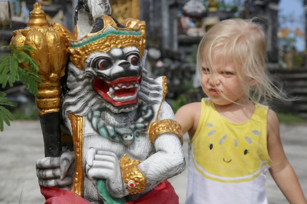 Entzückendes Kaukasisches Kleinkind Das Vor Dem Hinduistischen Tempel Spielt Kind — Stockfoto