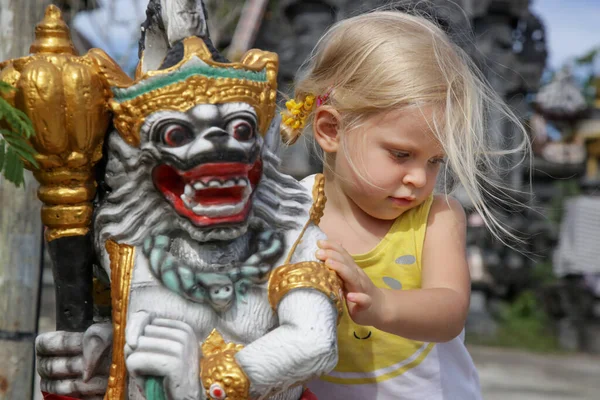 可爱的高加索幼儿女孩在后宫前玩耍 孩子们在玩传统的五彩缤纷的巴隆雕像 — 图库照片