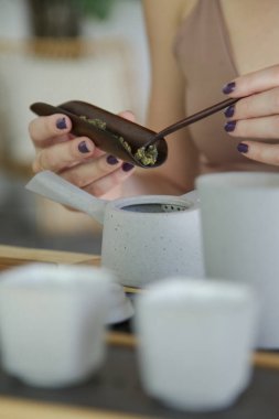 Çin Çay Seremonisi tecrübesi. Geleneksel Çin Çay Seremonisi 'nde nefis sıcak çay. Beyaz kadın geleneksel çay seremonisi dersine katılıyor.. 