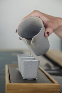 Çin Çay Seremonisi tecrübesi. Geleneksel Çin Çay Seremonisi 'nde nefis sıcak çay. Beyaz kadın geleneksel çay seremonisi dersine katılıyor.. 