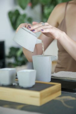 Çin Çay Seremonisi tecrübesi. Geleneksel Çin Çay Seremonisi 'nde nefis sıcak çay. Beyaz kadın geleneksel çay seremonisi dersine katılıyor.. 