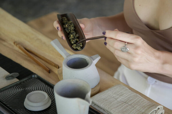 Китайская чайная церемония. Изысканный горячий чай на традиционной китайской чайной церемонии. Кавказка, участвующая в традиционной чайной церемонии
. 