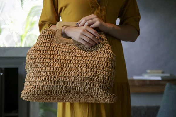 Primer Plano Mujer Sosteniendo Bolsa Tejida Ratán Hecha Mano — Foto de Stock