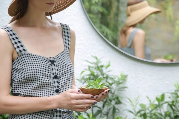 Femme Récolte Des Herbes Fraîches Dans Jardin Herbes — Photo