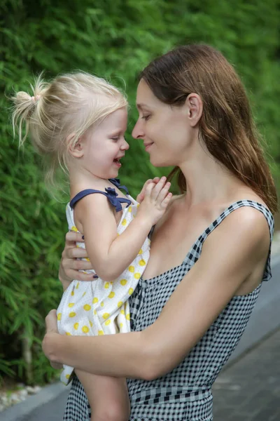 Candid Outdoor Portrait Mother Her Toddler Girl — Stockfoto