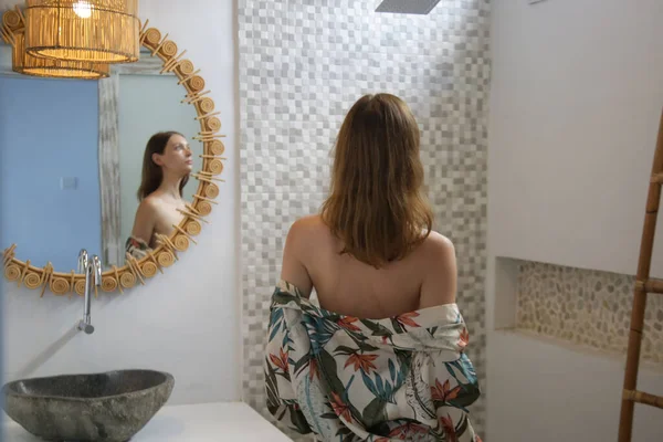 Portrét Krásné Mladé Ženy Hedvábí Županu Koupelně Před Zrcadlem — Stock fotografie