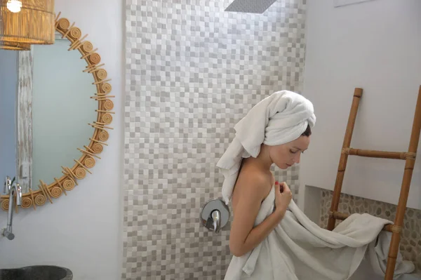 美しい若い女性がシャワー後バスルームにバスタオルで包まれた — ストック写真