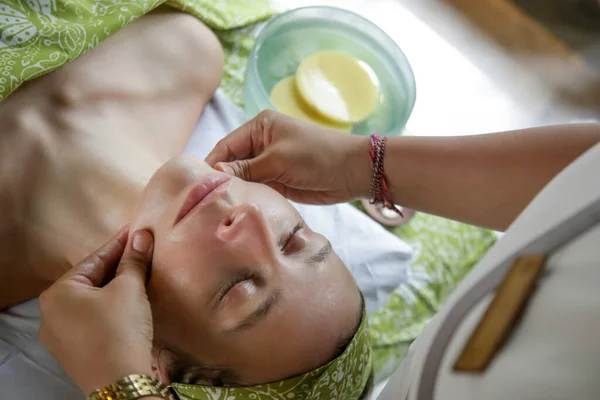 皮肤和身体护理 一位正在接受面部温泉治疗的年轻女性的特写 反年龄面部按摩 — 图库照片