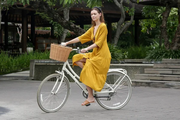 Mulher Vestido Amarelo Pronto Para Andar Bicicleta Vintage Com Cesta — Fotografia de Stock
