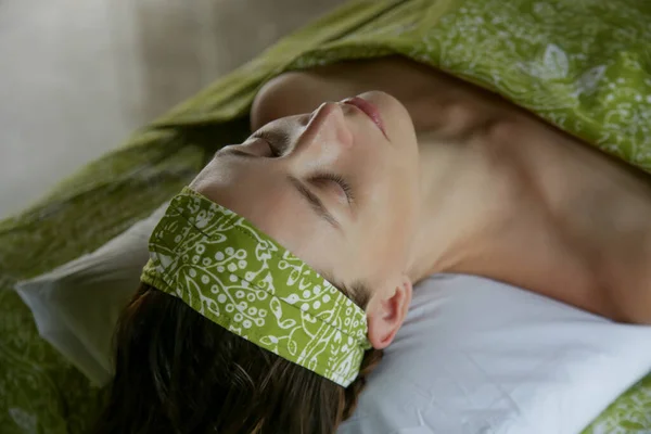 Vacker Kvinna Liggande Sängen Spa Salong Väntar Ansiktsbehandling — Stockfoto