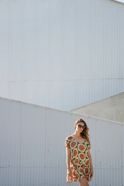 Retrato Aire Libre Mujer Moda Con Estilo Vestido Colorido Delante — Foto de Stock