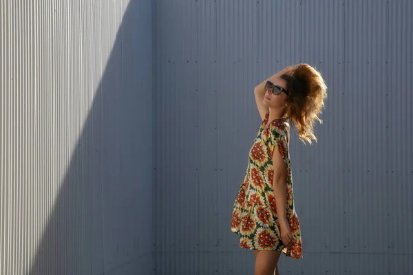 グレーの壁の前にカラフルなドレスでスタイリッシュな女性の屋外の肖像画 カジュアル夏のヒッピーブーホ服 夏のファッショントレンド — ストック写真