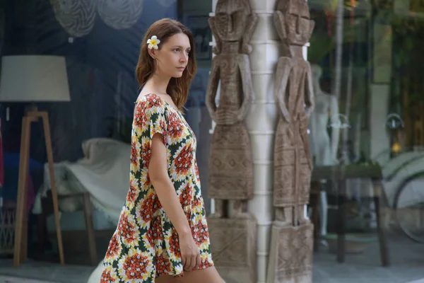 Portrait Extérieur Une Femme Élégante Mode Robe Colorée Lunettes Soleil — Photo