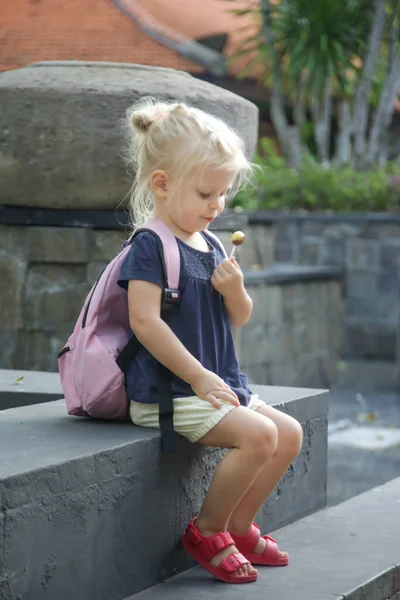Retrato Livre Adorável Menina Criança Loira Comendo Pirulito Doces — Fotografia de Stock