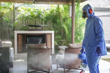 Temizleme ve dezenfekte etme: Bulaşıcı hastalıklarla mücadelede anahtar silahlar. Evin yüzeyindeki sprey dezenfeksiyonu. Coronavirüs nedeniyle dezenfektanla kaplanmış..