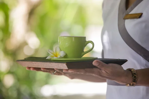 Tutup Gambar Seorang Pelayan Memegang Nampan Dengan Secangkir Teh Kopi — Stok Foto