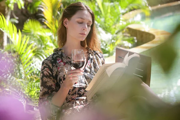 여자는 여름날 정원에서 포도주 마시면서 있었다 — 스톡 사진