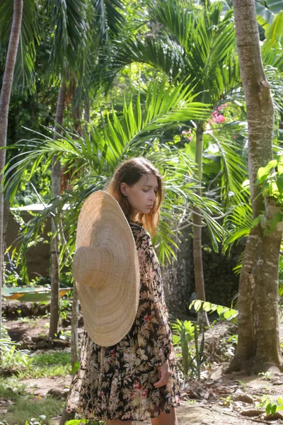 Портрет Модной Молодой Женщины Большой Соломенной Шляпе Тропическом Саду Расслабляющий — стоковое фото