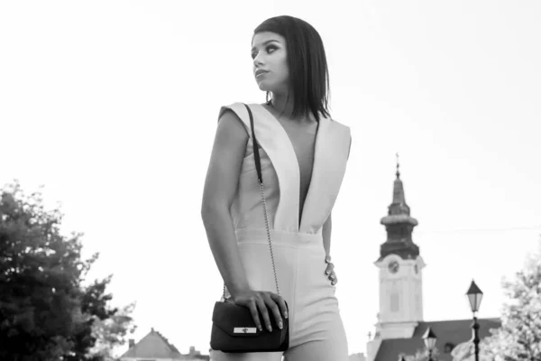 Retrato Blanco Negro Una Joven Mujer Moda Ciudad —  Fotos de Stock