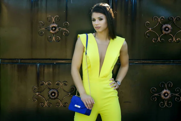 Retrato Livre Mulher Moda Jovem Vestindo Macacão Amarelo Acessórios Azuis — Fotografia de Stock
