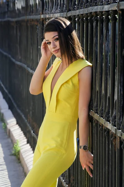 Εξωτερική Πορτρέτο Της Νεαρής Μόδας Γυναίκα Φορώντας Ένα Κίτρινο Jumpsuit — Φωτογραφία Αρχείου