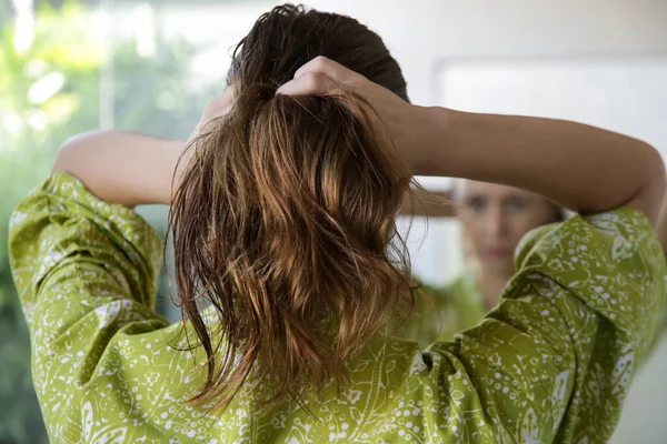 Genç Esmer Kadın Banyoda Parmaklarıyla Saç Yağı Sürüyor — Stok fotoğraf