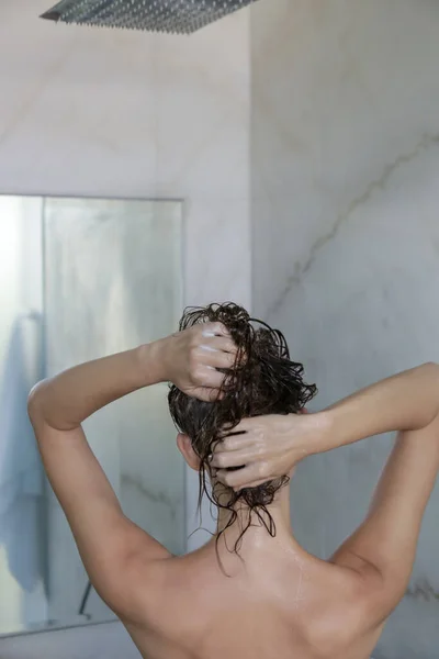 ヘアシャンプーと頭皮マッサージ シャワーキャビンの女性のバックビュー — ストック写真