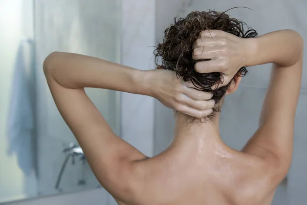 Shampooing Haar Hoofdhuid Massage Achteraanzicht Van Vrouw Douchecabine — Stockfoto