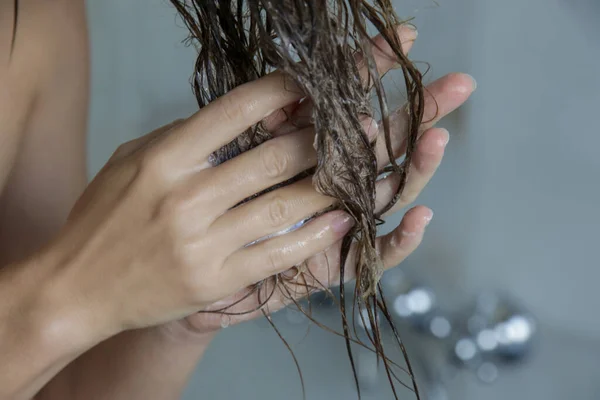 Žena Applaying Kondicionér Její Mokré Zamotané Vlasy Sprše Kabiny — Stock fotografie