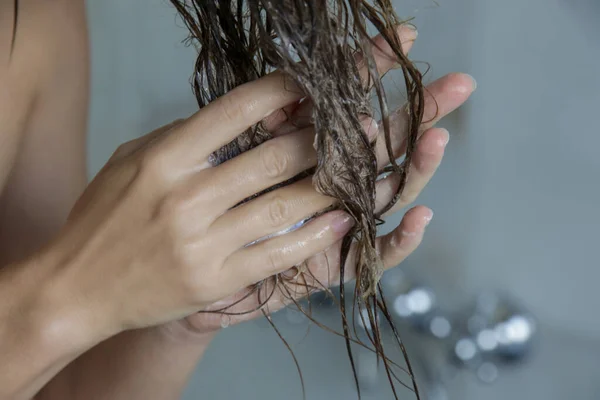 Mulher Tocando Condicionador Seu Cabelo Molhado Emaranhado Cabine Chuveiro — Fotografia de Stock