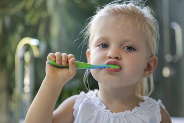 Adorável Menina Anos Escovando Dentes Banheiro — Fotografia de Stock