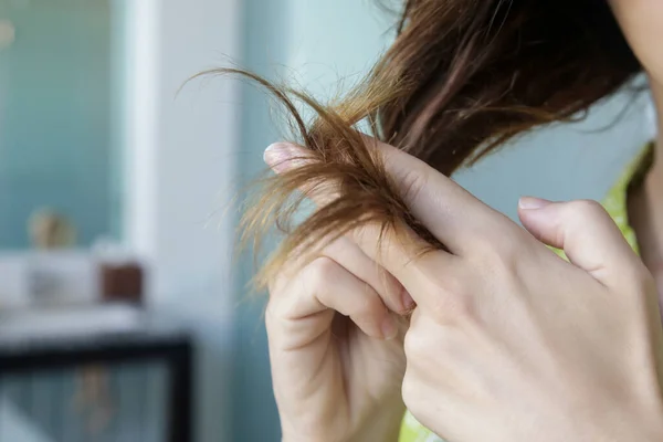 Mulher Olhando Para Suas Extremidades Cabelo Seco Emaranhado — Fotografia de Stock