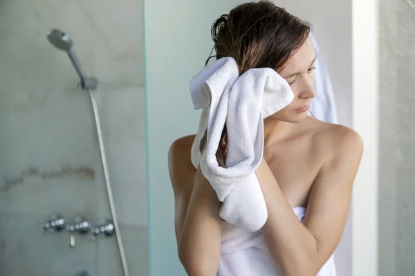 Młoda Kaukaska Kobieta Owinięta Ręczniki Wychodzi Kabiny Prysznicowej — Zdjęcie stockowe