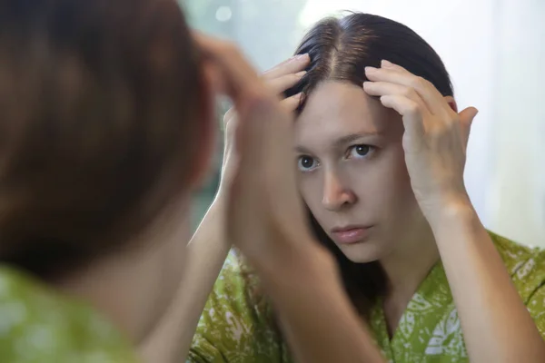 Портрет Красивой Молодой Женщины Осматривающей Кожу Головы Волосы Перед Зеркалом — стоковое фото