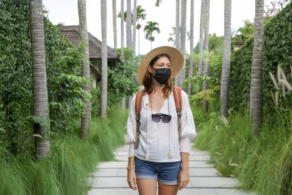 Mulher Turista Usando Máscara Protetora Mulher Usando Chapéu Palha Máscara — Fotografia de Stock
