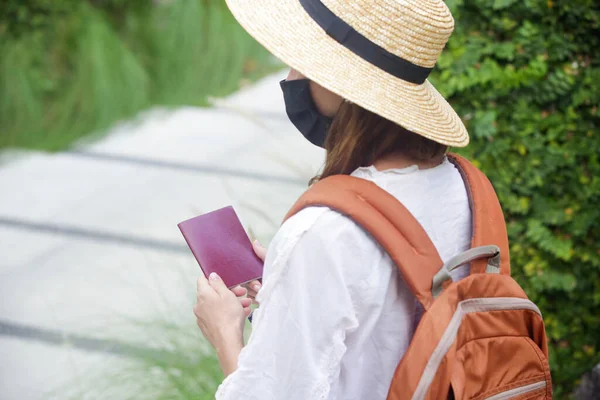 Mulher Turista Usando Máscara Protetora Mulher Usando Chapéu Palha Máscara — Fotografia de Stock