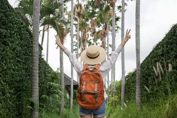 Achteraanzicht Toeristische Vrouw Met Strohoed Oranje Rugzak Haar Zomervakantie — Stockfoto