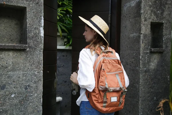 Donna Turistica Con Cappello Paglia Zaino Arancione Durante Vacanze Estive — Foto Stock