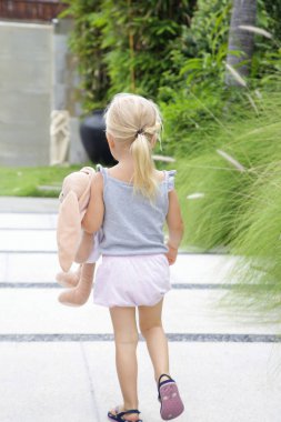 Elinde pelüş oyuncakla parkta yürürken 3 yaşında tatlı bir kız görüyorum..