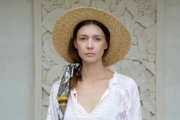 Portrait Femme Élégante Portant Chapeau Paille Devant Mur Blanc — Photo