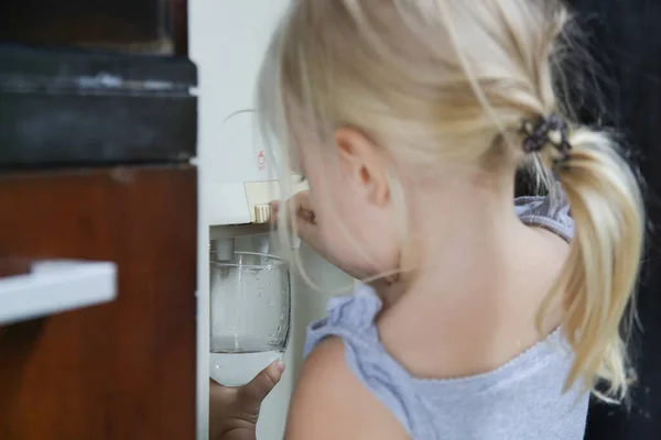 Barnet Häller Vatten Glas Från Vattenmaskin Köket — Stockfoto