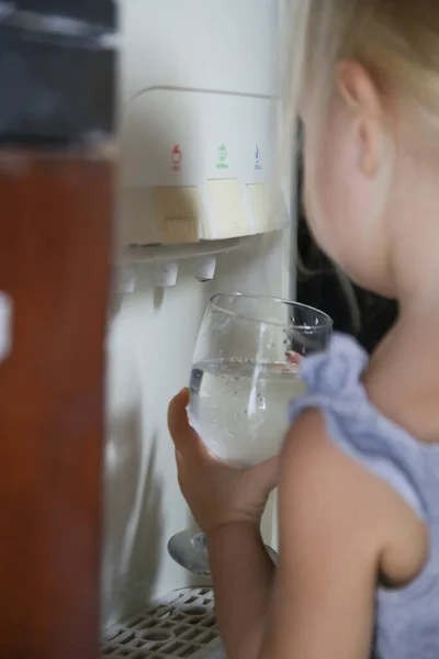 Niño Vertiendo Agua Vidrio Máquina Agua Cocina — Foto de Stock