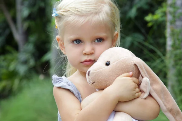 Retrato Livre Bonito Anos Idade Menina Abraçando Brinquedo Pelúcia Close — Fotografia de Stock