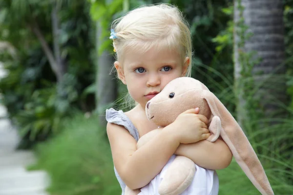 Retrato Livre Bonito Anos Idade Menina Abraçando Brinquedo Pelúcia Close — Fotografia de Stock