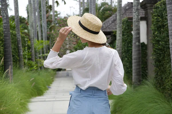 Vista Trasera Mujer Turista Moda Con Sombrero Paja Concepto Vacaciones —  Fotos de Stock