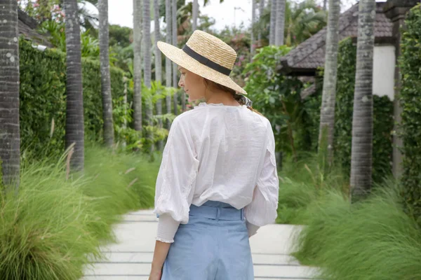 Vista Trasera Mujer Turista Moda Con Sombrero Paja Concepto Vacaciones —  Fotos de Stock