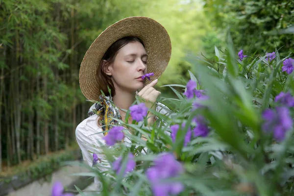 Πορτρέτο Της Μόδας Νεαρή Γυναίκα Μυρίζοντας Λουλούδια Στο Πάρκο — Φωτογραφία Αρχείου