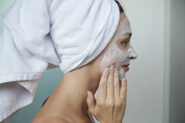 Jovem Mulher Banheiro Envolto Toalhas Com Máscara Facial Home Spa — Fotografia de Stock