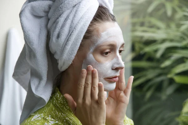 Jonge Vrouw Badkamer Gewikkeld Handdoeken Met Gezichtsmasker Home Spa Huidverzorging — Stockfoto