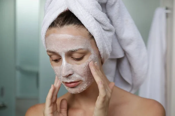 Jovem Mulher Banheiro Envolto Toalhas Com Máscara Facial Home Spa — Fotografia de Stock